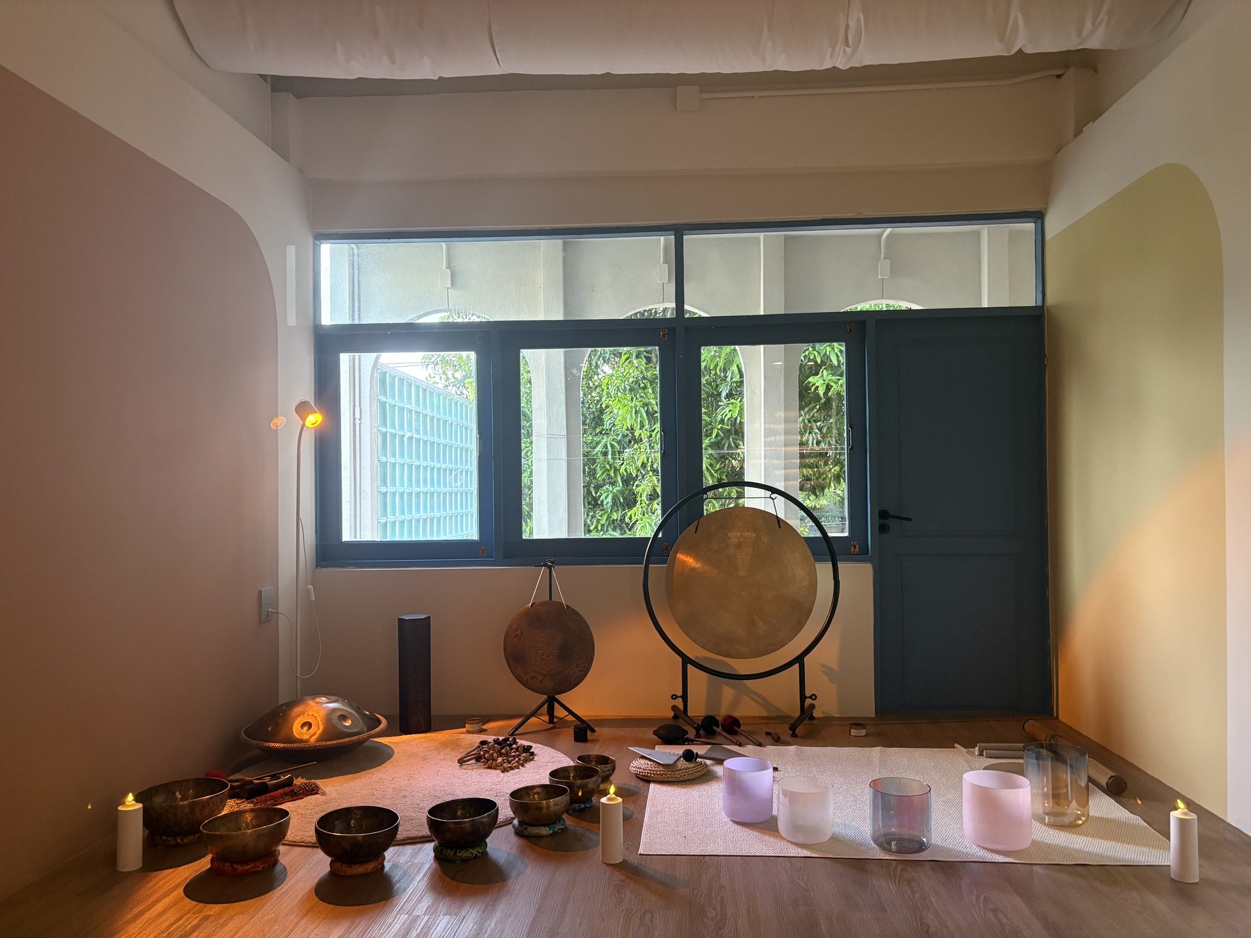 Gong, singing bowls and sound instruments in the Soulwaves studio